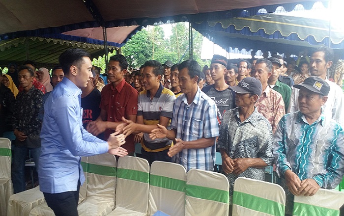 Anggota Komisi X DPR RI, Edhie Baskoro Yudhoyono (EBY) atau biasa disapa Ibas melakukan penanaman pohon di lokasi Embung Desa Terbis, Kecamatan Panggul, Kabupaten Trenggalek, Jatim disela-sela Reses di wilayah tersebut, Kamis (22/2/2018).