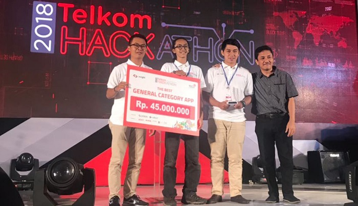 VP Corporate Strategic Planning Telkom Torkis Ropinda Sihombing (paling kanan) saat menyerahkan hadiah kepada juara pertama sekaligus peraih The Best General Category App, Gifood, pada malam Grand Final Telkom Hackaton 2018 yang diselenggarakan di Bandung Digital Valley, Minggu (25/2). Gifood merupakan aplikasi yang menawarkan solusi untuk menghubungkan antara pemilik makanan berlebih dengan mereka yang membutuhkan makanan. (FOTO: NUSANTARANEWS.CO/Mumas Telkom)