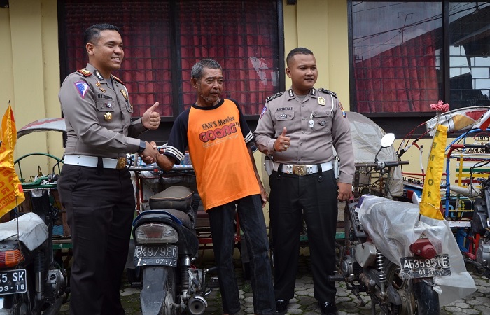 Satuan Lantas Polres Ponorogo menyerahkan satu becak motor yang sudah membayar denda di pengadilan Negeri Ponorogo. (Foto: Muh Nurcholis/NusantaraNews)