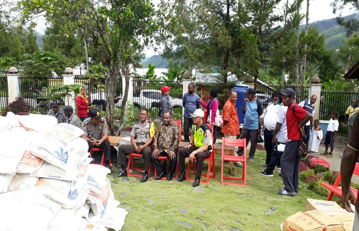 Wakil Bupati Kabupaten Tolikara, jajaran Polres Tolikara dan masyarakat mempersiapkan peringatan Hari Ulang Tahun ke-55 GIDI. (Foto: Kasrim/NusantaraNews)