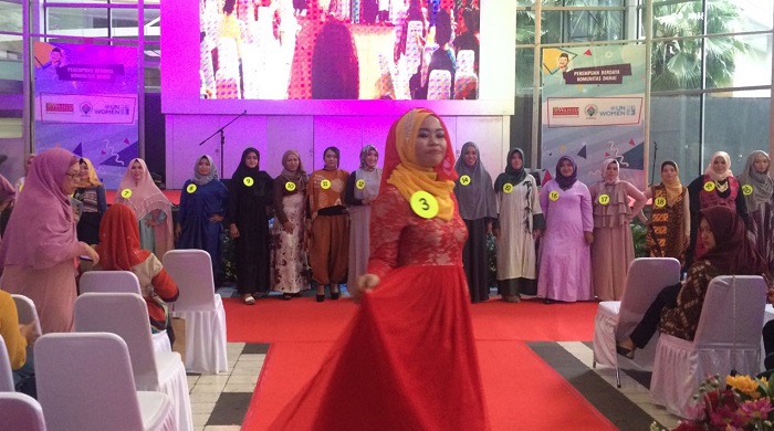 Sebanyak 23 orang 'emak-emak' dari desa tampak lincah berlenggak-lenggok di atas panggung dan lantai catwalk pada acara lomba peragaan busana (fashion show) kaum perempuan desa. Foto: Anam/Istimewa