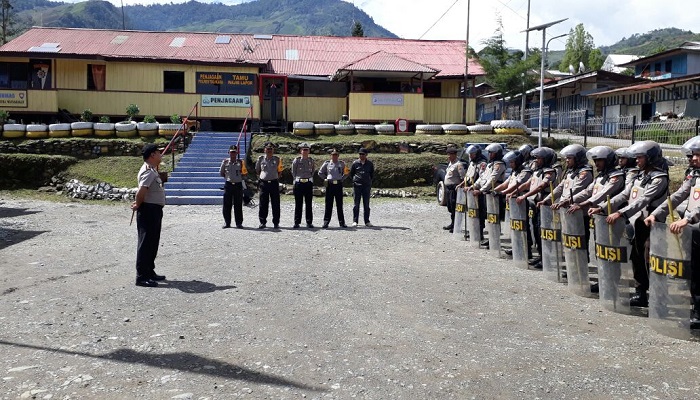 Kepala Kepolisian Resor Tolikara AKBP Mada Indra Laksanta melepas 21 anggota Polres Tolikara Kerangka Dalmas dalam rangka BKO pengamanan penetapan calon bupati dan wakil bupati di Kabupaten Jayawijaya. (Foto: Kasrim/NusantaraNews)