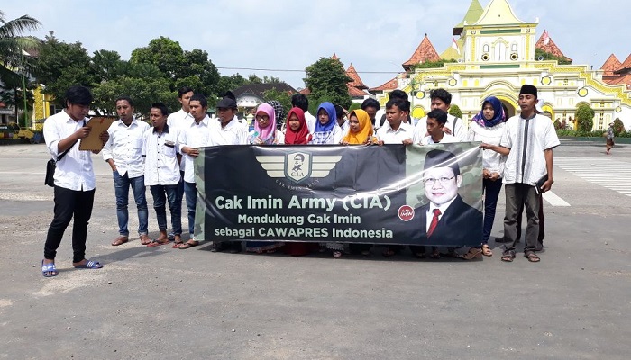 Mahasiswa dan santri Kabupaten Sumenep melakukan deklarasi Cak Imin Army (CIA) sebagai calon wakil presiden 2019 nanti, di depan Masjid Jamik Kabupaten Sumenep Madura Jawa Timur, Selasa (13/2/ 2018). (Foto: Mahdi Alhabib/NusantaraNews)