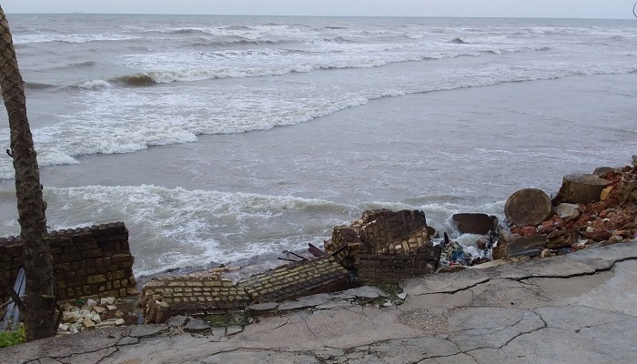 Rumah ambruk akibat pasang air laut di daerah Ambunten, Sumenep. Foto Fathollah/ Nusantaranews