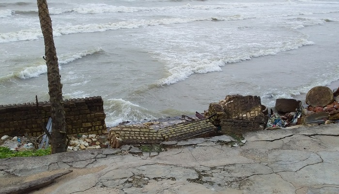 Rumah ambruk akibat pasang air laut di daerah Ambunten, Sumenep. Foto Fathollah/ Nusantaranews