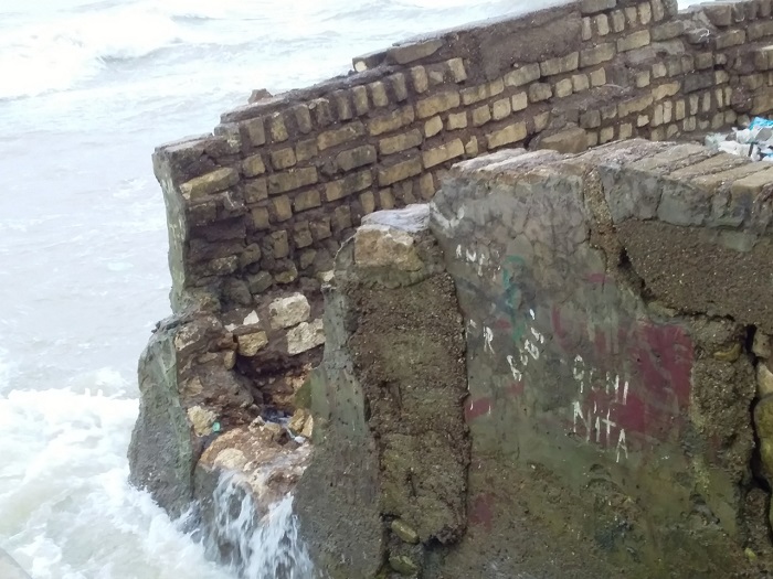 Rumah ambruk akibat pasang air laut di daerah Ambunten, Sumenep. Foto Fathollah/ Nusantaranews