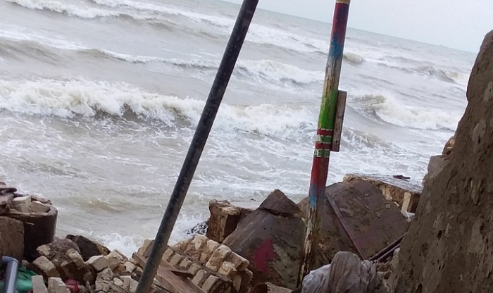 Rumah ambruk akibat pasang air laut di daerah Ambunten, Sumenep. Foto Fathollah/ Nusantaranews