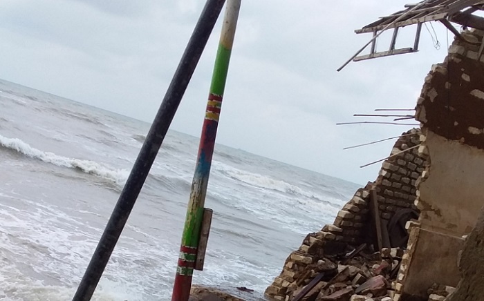 Rumah ambruk akibat pasang air laut di daerah Ambunten, Sumenep. Foto Fathollah/ Nusantaranews