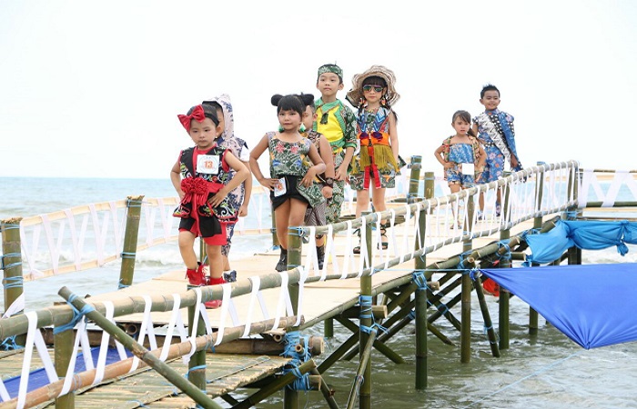 Festival Batik On The Sea di Pantai Lombang Sumenep. (Foto: Mahdi Alhabib/NusantaraNews)