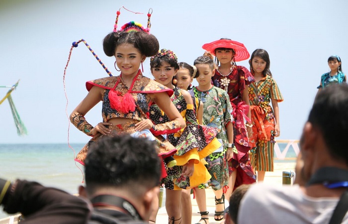 Festival Batik On The Sea di Pantai Lombang Sumenep. (Foto: Mahdi Alhabib/NusantaraNews)