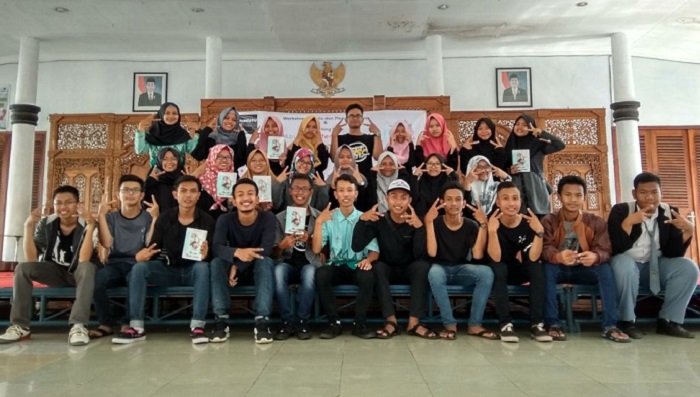 16 Penyair Muda Bumiayu Launching Buku Puisi "Abu-abu Merah Jambu", Minggu (25/2/2018). (FOTO: NUSANTARANEWS.CO/Humas BCCF)