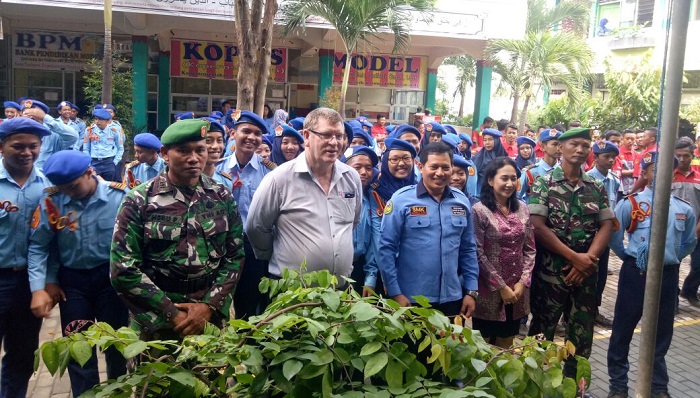 Kodim 0803/Madiun dan Nationwide dari Australia melaksanakan Mou dengan SMK Model PGRI 1 Mejayan, Selasa (27/2/2018). (FOTO: NUSANTARANEWS.CO/mc0803)