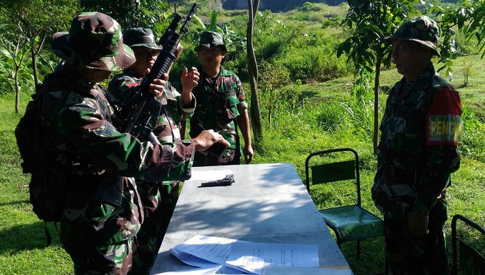 350 prajurit Kodim 0803/Madiun mengikuti program latihan Uji Terampil Perorangan (UTP) Umum secara praktik lapangan di Lapangan tembak Kodim 0803/Madiun Gunung Kendil Desa Pilangrejo Kecamatan Wungu, Kabupaten Madiun, Selasa (27/02/2018). (FOTO: NUSANTARANEWS.CO/mc0803)