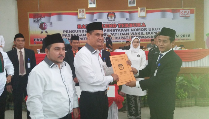 Pasangan Zaenal-Lutfi (Zalu) pada acara agenda pengambilan nomor urut di gedung Sigrong Purwakarta. (Foto: Fuljo P/NusantaraNews)