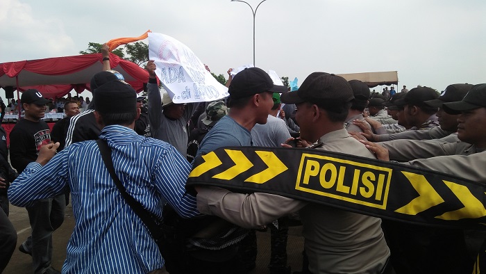 Ratusan petugas polres Purwakarta berhasil menghalau perusuh dalan giat simulasi jelang pilkada di Purwakarta, Jabar. (FOTO: NUSANTARANEWS.CO/Fuljo).