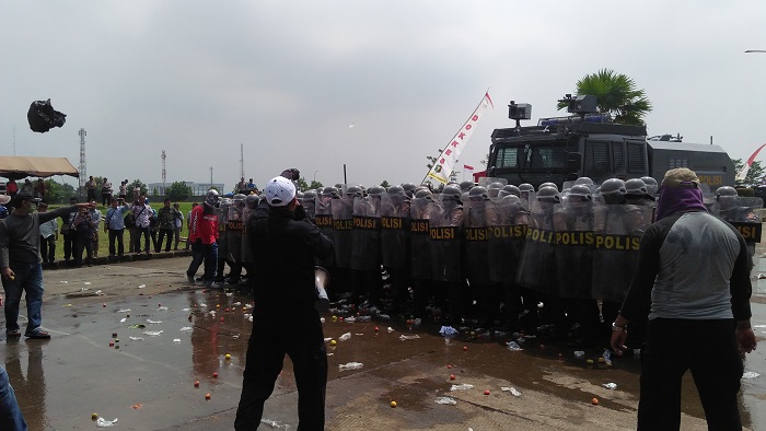 Ratusan petugas polres Purwakarta berhasil menghalau perusuh dalan giat simulasi jelang pilkada di Purwakarta, Jabar. (FOTO: NUSANTARANEWS.CO/Fuljo).