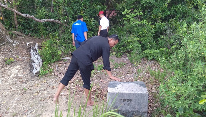 Mahasiswa KKN Unila Kunjungi Wisata Religi Gunung Dalom di Pantai Tirom awi, Karangberak Pematangsawa, Tanggamus. (FOTO: NUSANTARANEWS.CO/RFT)