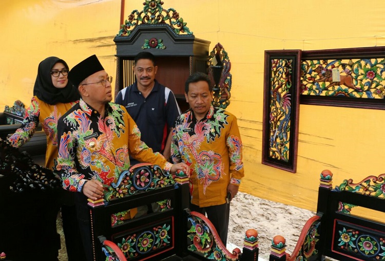 Imam Trisnohadi bersama Bupati Sumenep dan pengrajin ukir meninjau hasil seni ukir di Desa Karduluk (Foto Mahdi/Nusantaranews.co)