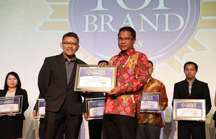 AVP Marketing Communication Telkom Mustakim Wahyudi bersama Managing Director Marketing Group Adyo Bawono saat menerima penghargaan TOP Brand Award untuk kategori Internet Service Provider Fixed Terbaik di Jakarta (20/2/2018). (Foto: Istimewa/NusantaraNews)