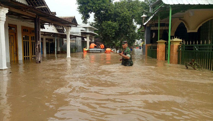 Anggota TNI mengecek banjir di Kabupaten Jombang, Jawa Timur. (Foto: Istimewa/NusantaraNews)