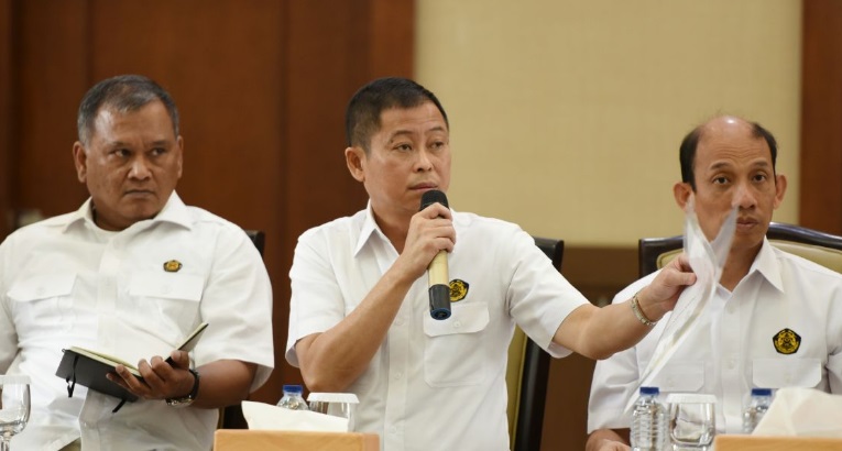 Menteri ESDM Ignasius Jonan pada konferensi pers di Kantor Kementerian ESDM, Jakarta, Senin (12/2/2018) terkait pencabutan peraturan kementerian. (Foto: Dok. ESDM/Istimewa)