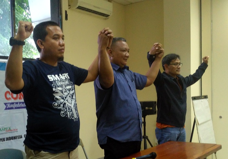 Para pimpinan buruh dari KSPI dan FSPMI saat konferensi pers di Gedung LBH, Jakarta Pusat (Foto Romandhon/Nusantaranews)