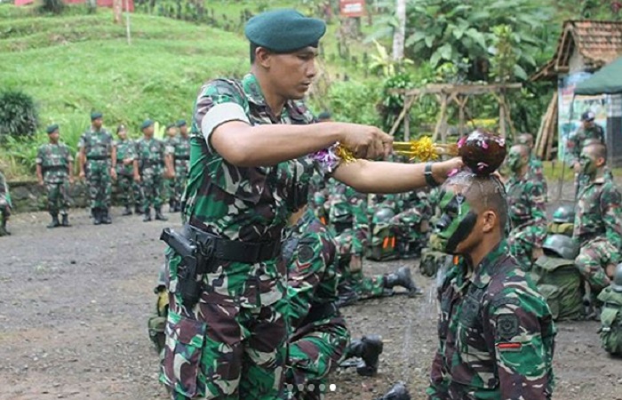 Letnan Kolonel Infanteri Rudianto memimpin acara tradisi penerimaan warga baru Brigif Raider 9 Kostrad