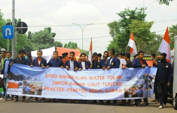 Mahasiswa Lakukan Long March ke Gedung DPRD Bangkalan. (Foto: Zubairi/NusantaraNews)