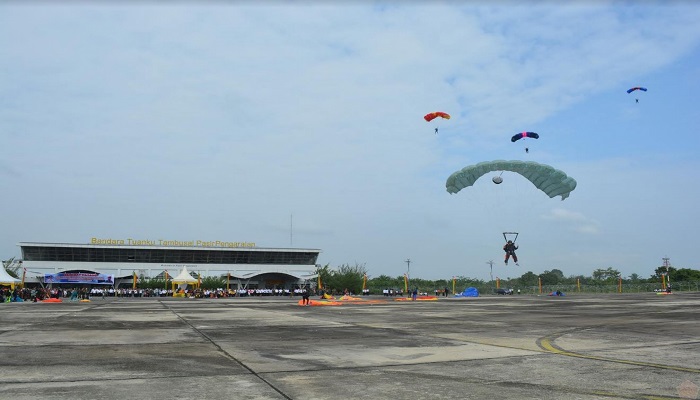 Batalyon Komando 462 Korps Pasukan Khas (Paskhas) TNI Angkatan Udara menggelar latihan terjun payung di Bandara Tuanku Tambusasi Pasir Pangaraian Kabupaten Rokan Hulu (Rohul) Provinsi Riau. (Foto: Puspen TNI)