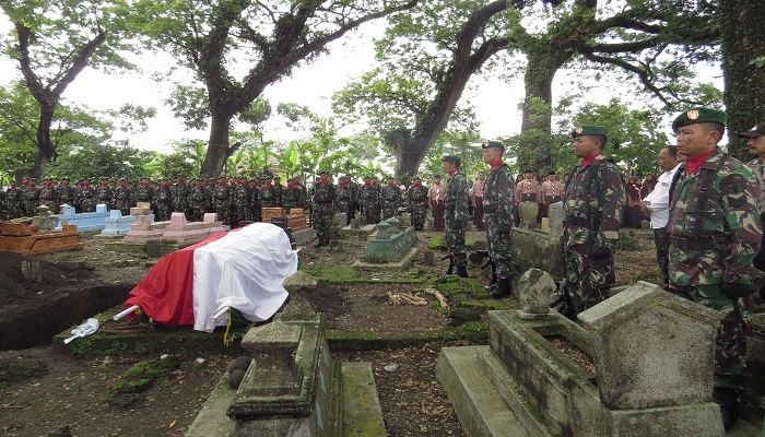 omandan Kodim 0810/Nganjuk Letkol Arh Sri Rusyono memimpin upacara pemakaman Sertu Kusna Hadi, Babinsa Koramil 0810/15 Rejoso. (Foto: Dok. Istimewa)