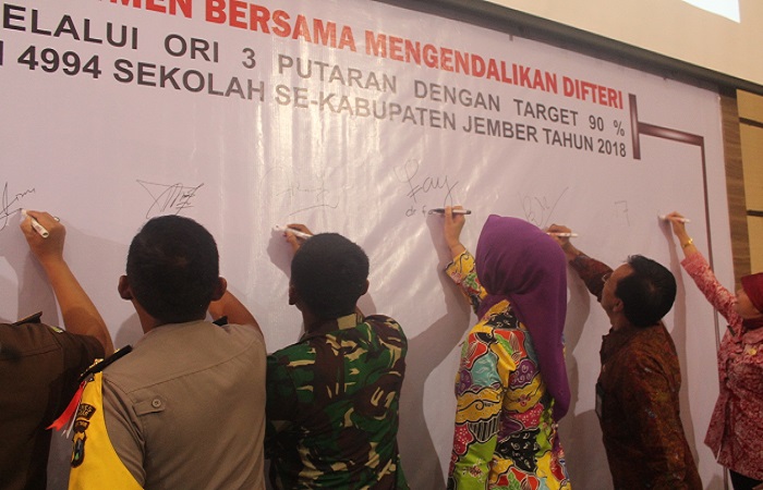 Penandatanganan nota kesepahaman pencapaian 100 % imunisasi difteri di Kabupaten Jember oleh Bupati dan Forkopimda. (Foto: Istimewa/NusantaraNews)