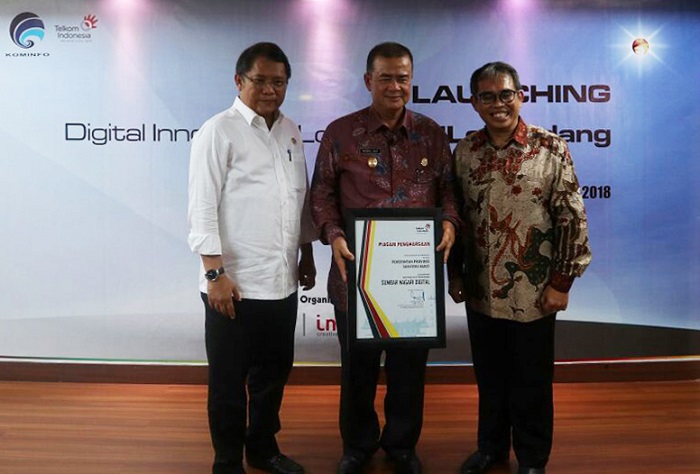 (Kiri ke kanan) Menteri Komunikasi dan Informatika Republik Indonesia Rudiantara, Wakil Gubernur Sumatera Barat Nasrul Abit, dan Direktur Digital Strategic & Portfolio Telkom David Bangun saat peresmian Digital Innovation Lounge (DILo) di Padang Sumatera Barat (8/2). Foto: NusantaraNews/Humas Telkom