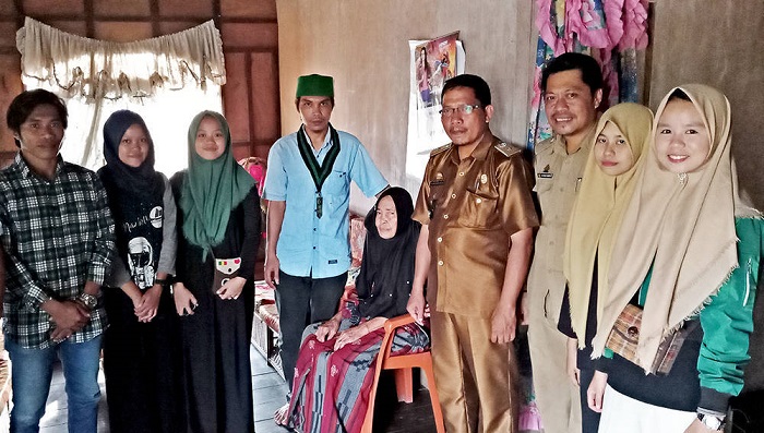 Pengurus HMI Cabang Pinrang dengan turun ke lapangan seraya memberikan bantuan yang diterima langsung nenek Yamang, Selasa (27/2/2018). (FOTO: NUSANTARANEWS.CO/Arya Efendy)