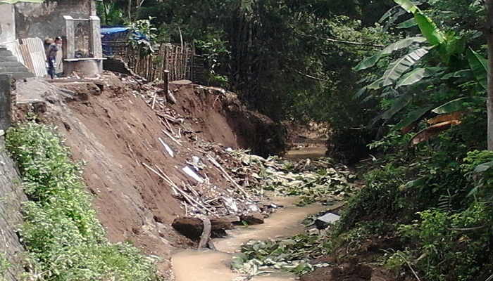 Plengsengan Sungai Sumberagung Ambrol (4)