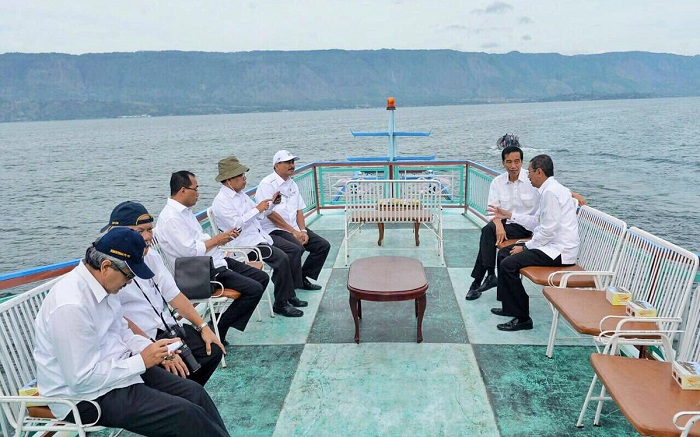 Presiden Jokowi dan beberapa Menteri di Danau Toba. Foto: Twitter @Jokowi