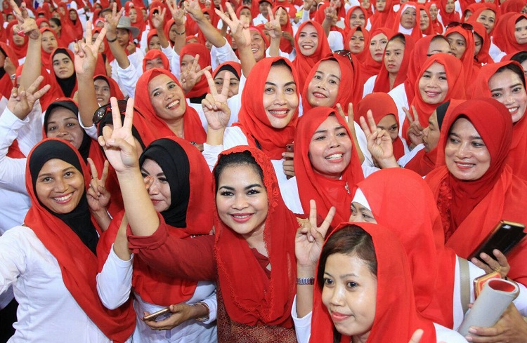 Puti Guntur bersama Relawan Sarinah (Foto Nusantaranews.co/Tri Wahyudi)