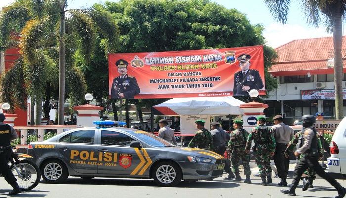 Personil kepolisian Polres Blitar dan anggota TNI melakukan simulasi pengamanan Pilgub Jawa Timur 2018. (Foto: Amrin/Istimewa)