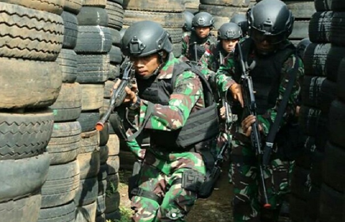 Prajurit Kostrad Yonif Raider 303/SSM beserta prajurit dari Kopassus memperagakan aksi pertempuran jarak dekat dalam Latma Garuda Shakti-6 di di Yonif Raider 300/BJW. (Foto: Dok. Kostrad)