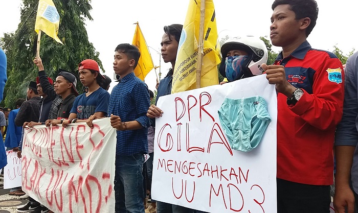 PMII Cabang Sumenep demonstrasi menolak UU MD3 di Gedung DPRD Sumemep. (FOTO: NUSANTARANEWS.CO/Mahdi Al Habib)