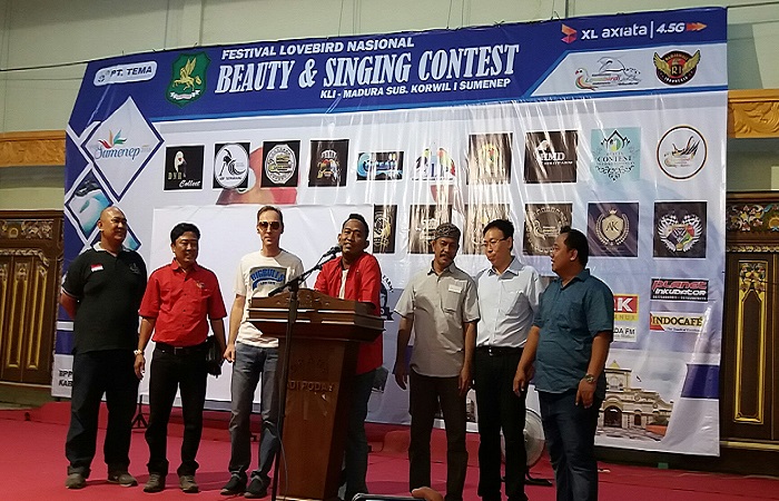 Wakil Bupati Sumenep Ahmad Fauzi beserta perwakilan ketua KLI membuka acara Festival Lovebird Nasional Beauty dan Singing Contest. (Foto: Mahdi Alhabib/NusantaraNews)