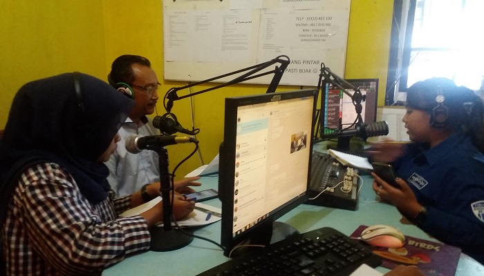 Komunitas Elang Biru Ponorogo, binaan Anggota Komisi X DPR RI, Edhie Baskoro Yudhoyono (Ibas) melakukan talkshow bersama para pendengar radio Songgolangit 99,2 FM Ponorogo, Selasa (27/3) untuk menggali aspirasi masyarakat dan konstituen. (Foto: Muh Nurcholis/NusantaraNews)