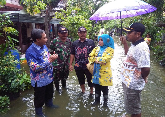 Wakil Bupati Lamongan, Kartika Hidayati meninjau lokasi banjir di Desa Katapang , Kecamatan Karangbinangun, Rabu (14/3/2018). (Foto: Istimewa)