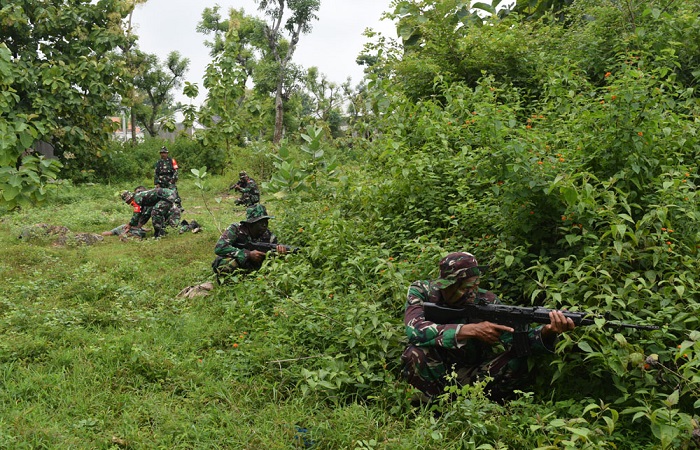 Seluruh Prajurit Bintara dan Tamtama Kodim 0811 Tuban melaksanakan Latihan Perorangan Dasar (Latorsar) umum. (Foto: Istimewa)