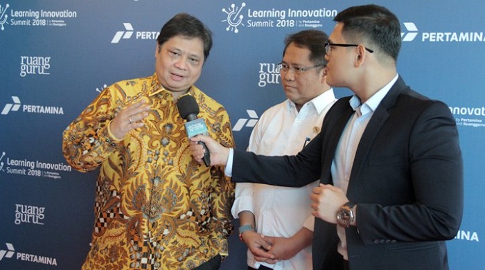 Menperin Airlangga Hartarto bersama Menkominfo Rudiantara saat menghadiri Seminar Learning Innovation Summit 2018 di Jakarta (14/3/2018). (FOTO: @Kemenperin_RI)