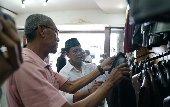 Anton Charliyan Saat Temui Pengrajin Kulit di Garut (Foto: Nusantaranews.co)