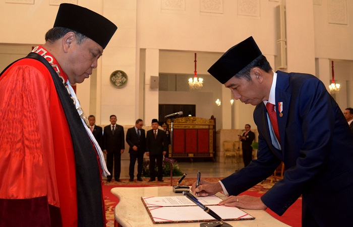 Presiden Jokowi menadatangani berita acara pelantikan Arief Hidayat sebagai Hakim Konstitusi periode 2018-2023, di Istana Negara, Jakarta, Selasa (27/3) siang. (Foto: Oji/Humas)