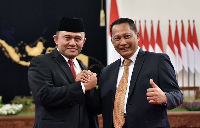 Kepala BNN Heru Winarko berfoto bersama mantan Kepala BNN Budi Waseso, di Istana Negara, Jakarta, Kamis (1/3). (Foto: JAY/Humas Setkab)