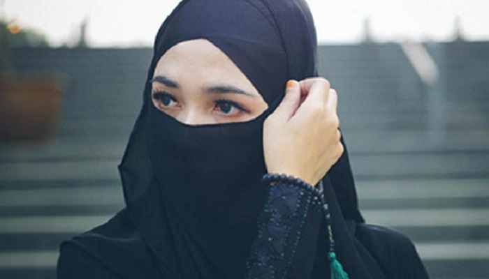 Perempuan muslimah bercadar.