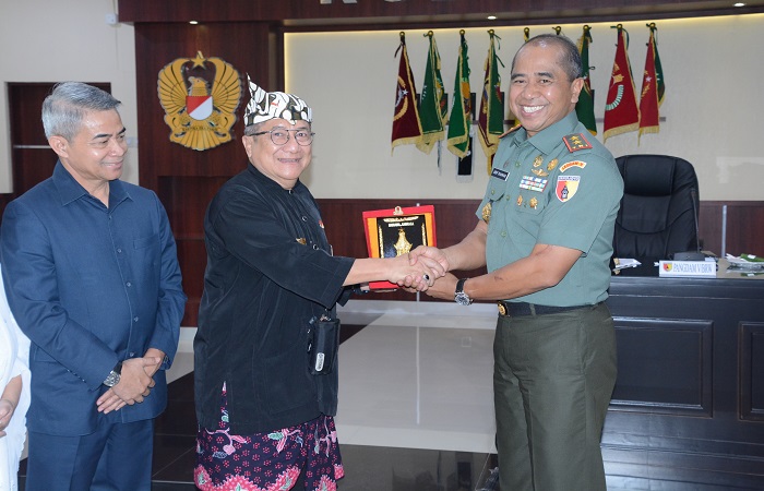 Putra Pahlawan Nasional Bung Tomo, Bambang Sulistomo ketika menggelar audiensi di ruangan kerja Pangdam V/Brawijaya, Mayjen TNI Arif Rahman, Senin (19/3/2018). (Foto: Istimewa/NusantaraNews)