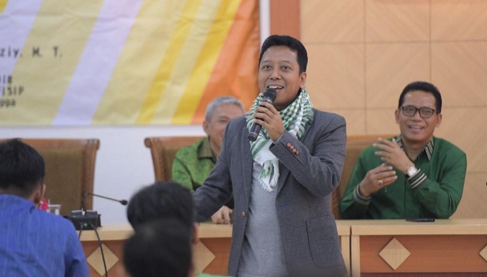 Ketua Umum DPP PPP Romahurmuziy di hadapan para mahasiswa FISIP Universitas Airlangga dalam rangka pengetahuan tentang partai politik Islam di Era Millennial. (FOTO: Istimewa/@MRomahurmuziy)